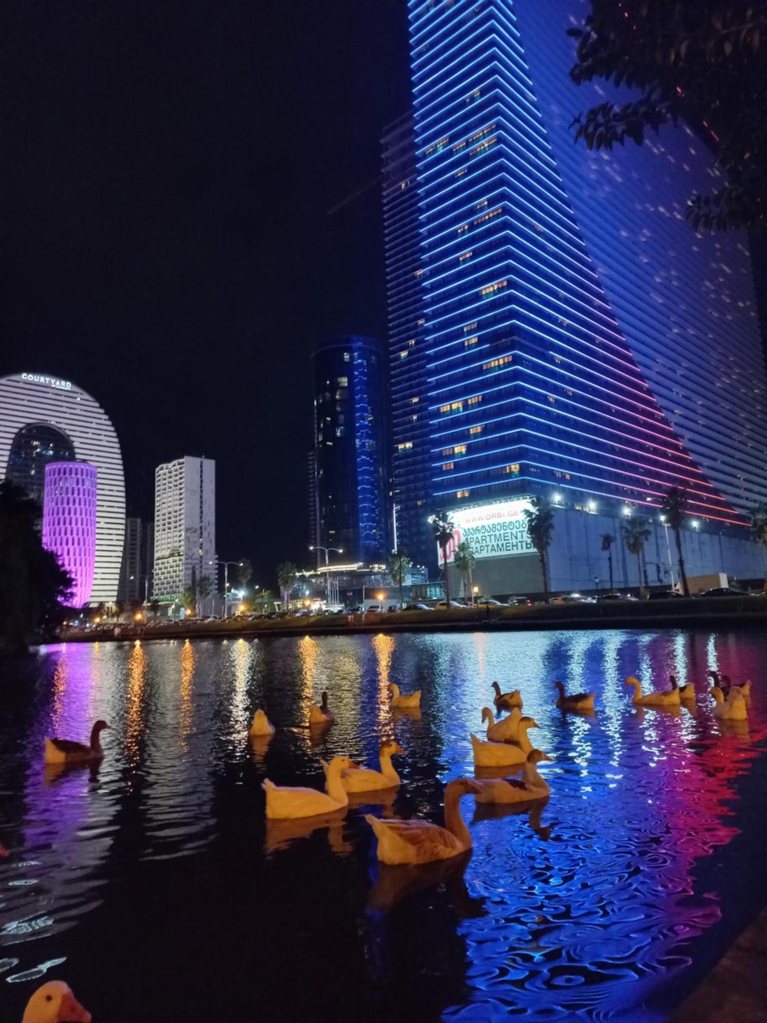 Orbi City Apartments On The Beach バトゥーミ エクステリア 写真