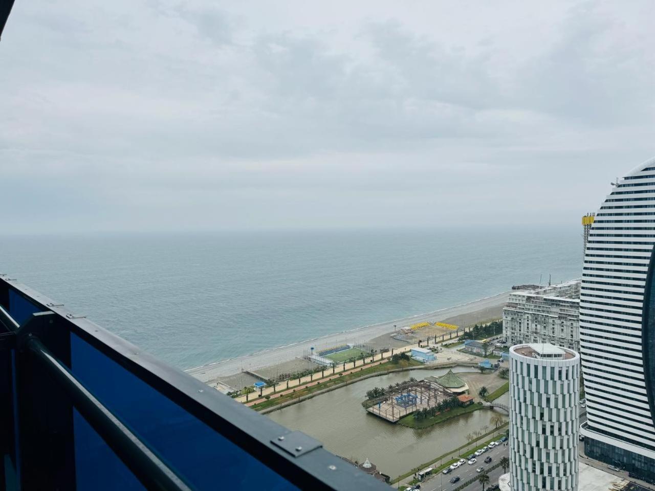 Orbi City Apartments On The Beach バトゥーミ エクステリア 写真