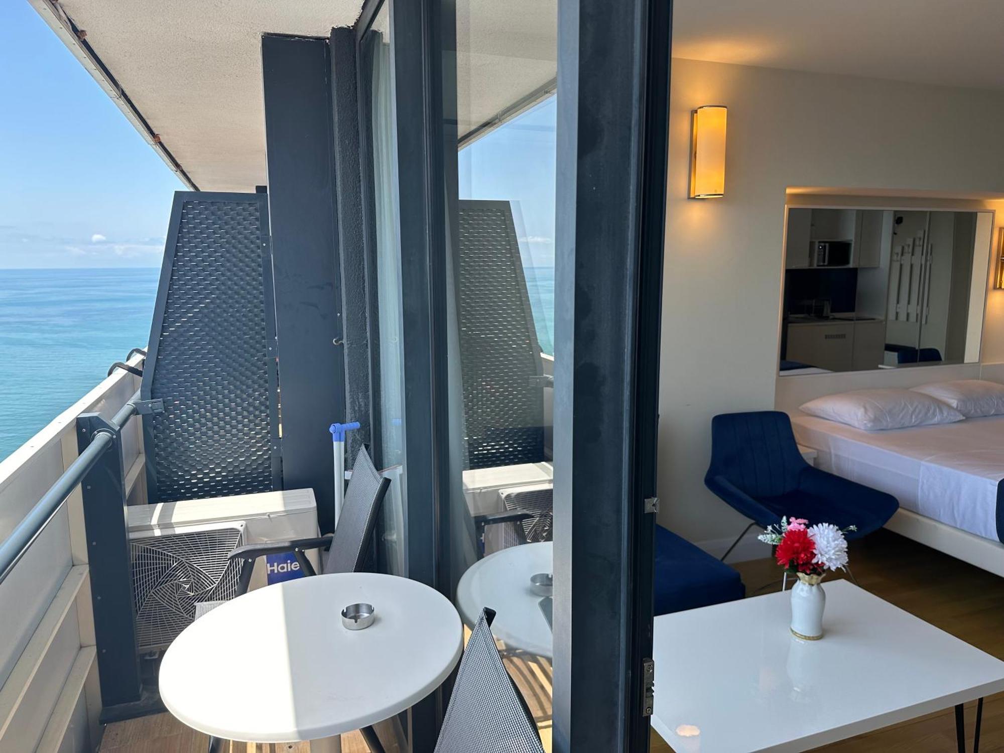 Orbi City Apartments On The Beach バトゥーミ エクステリア 写真